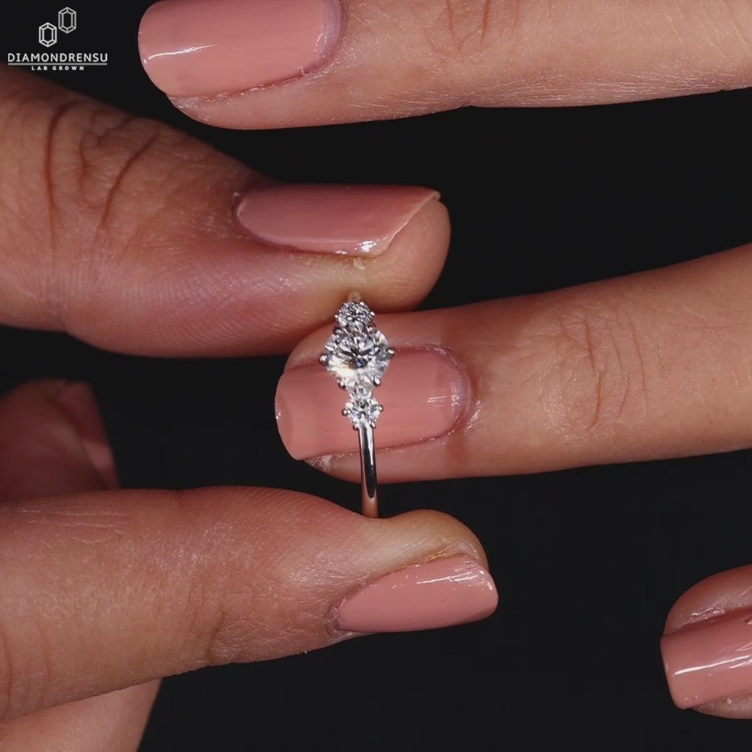 Diamondrensu UK engagement ring 3 stone.