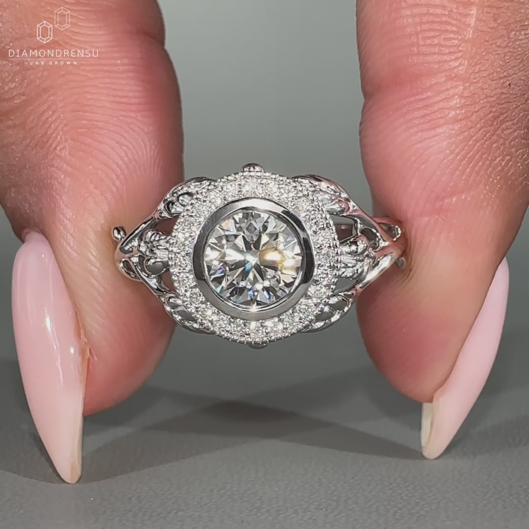 Round brilliant cut diamond in round cut halo setting style.