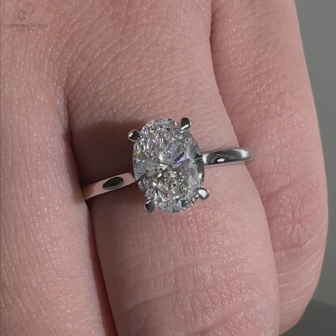Diamondrensu UK engagement ring in an oval cut with white gold for modern elegance.
