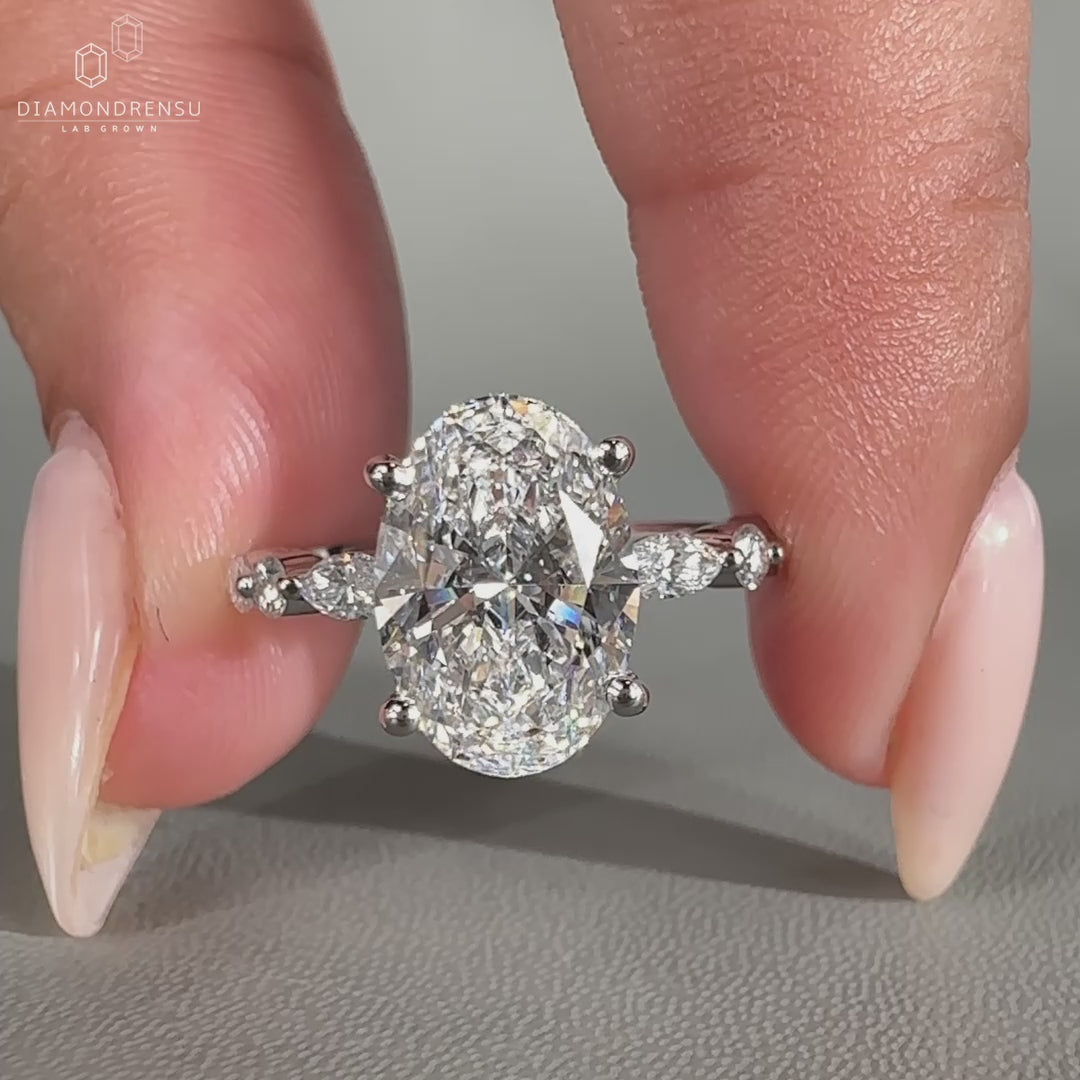 Round diamond ring with 4 prong design