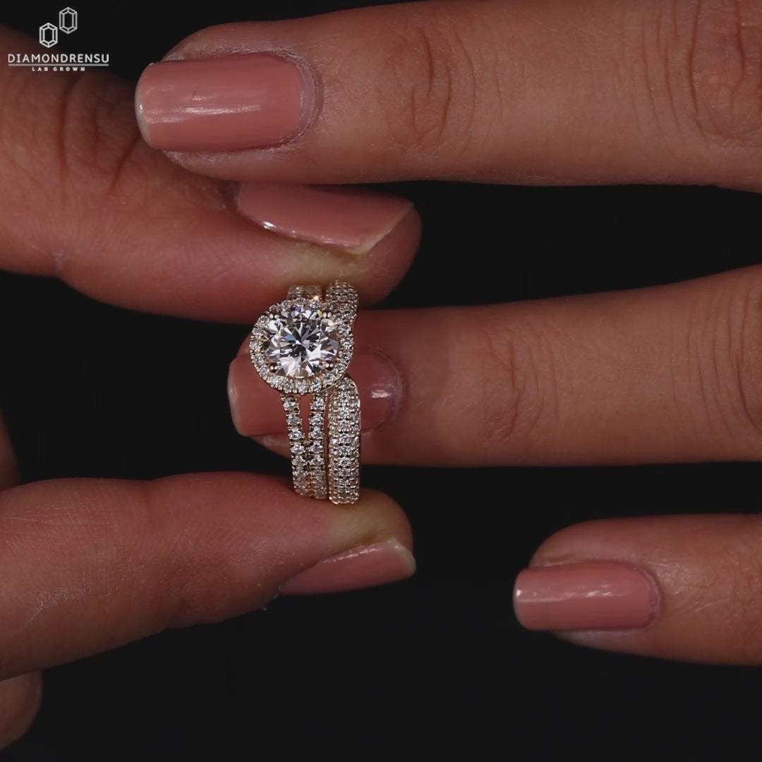 Round cut engagement ring with matching band.