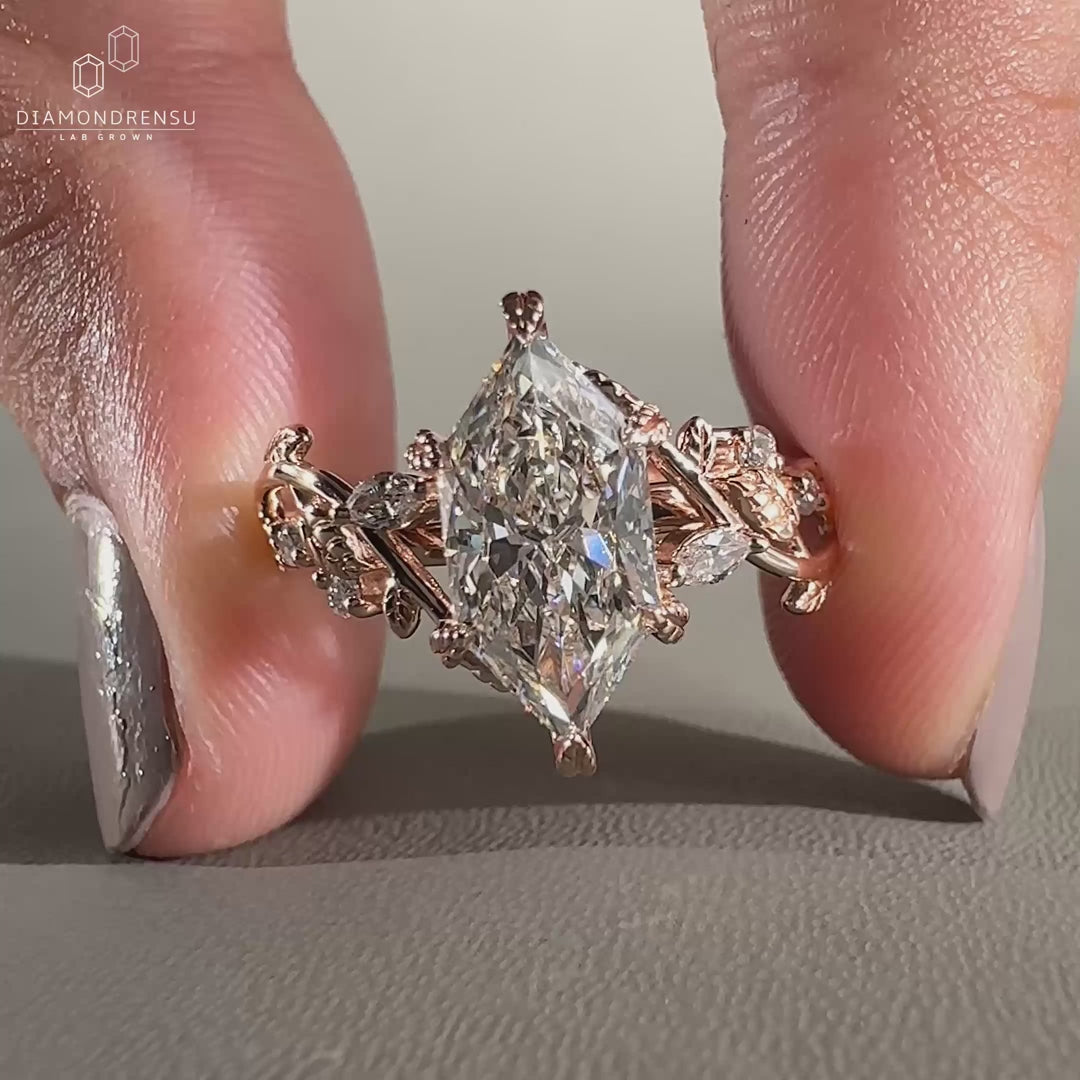 Diamondrensu UK Engagement Ring with a leaf prong and round stones.