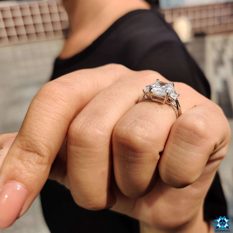 4 prong claw setting on white gold moissanite ring.