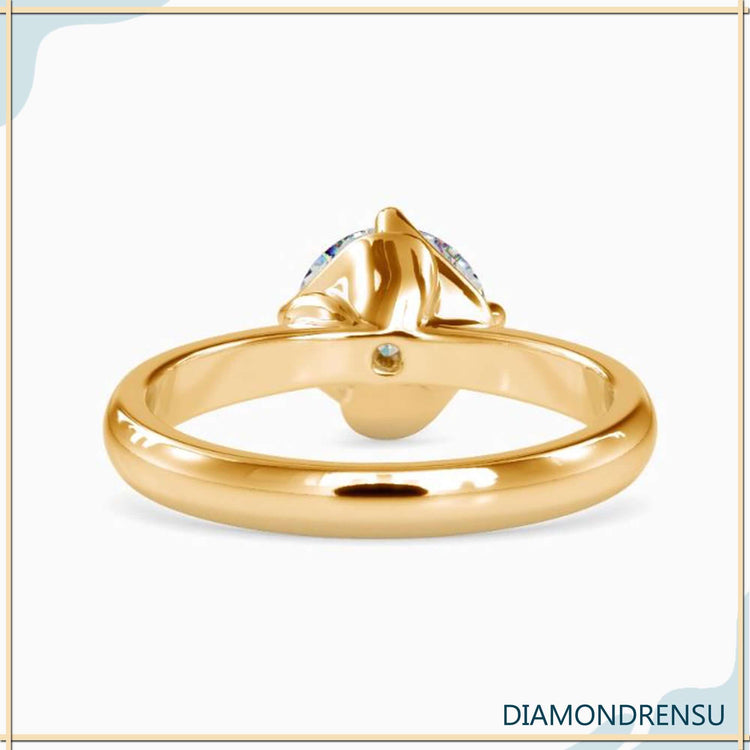 Diamondrensu UK engagement ring with compass prongs.