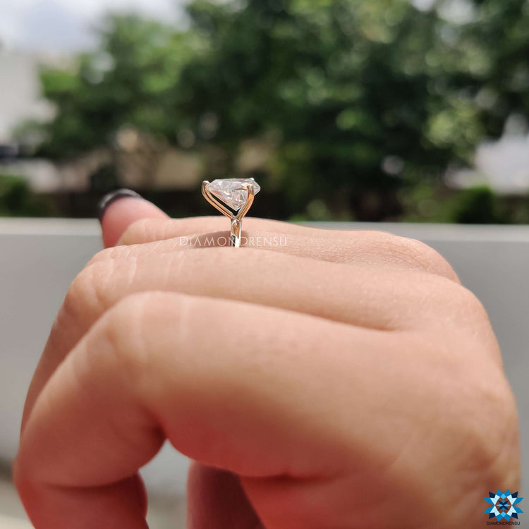 Diamondrensu UK yellow gold trillion cut ring.