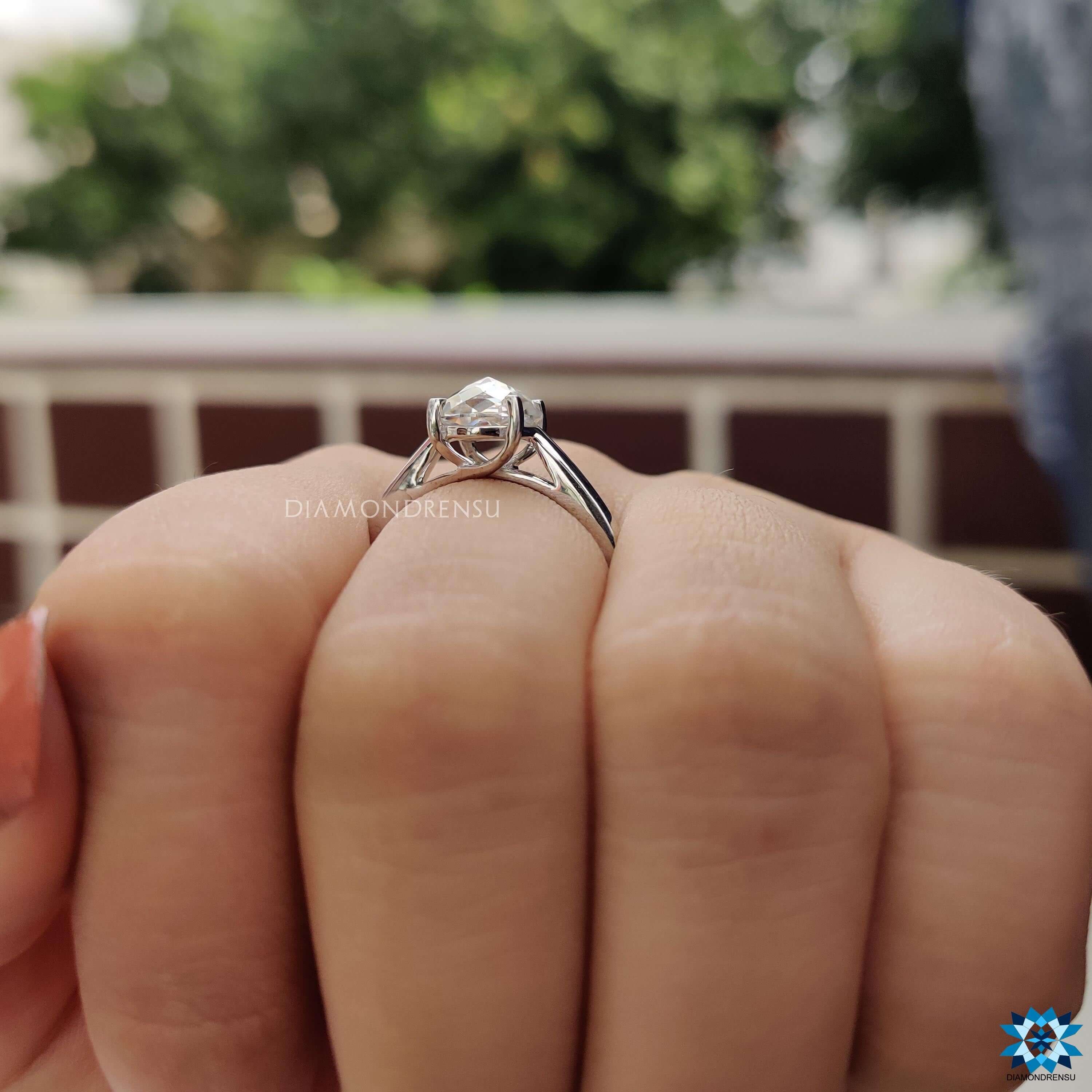 Diamondrensu UK round rose cut moissanite engagement ring.