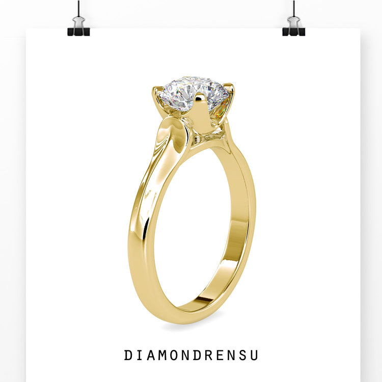 Designer ring in white gold with solitaire round diamond.