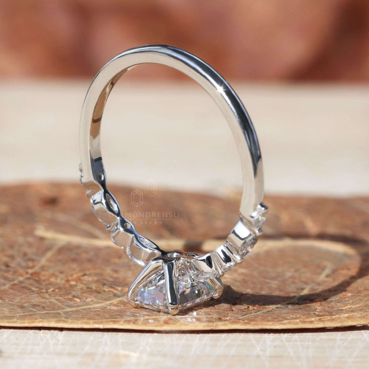 4 prong claw setting engagement ring paired with a Lab Grown Diamond for sustainable and ethical jewellery.