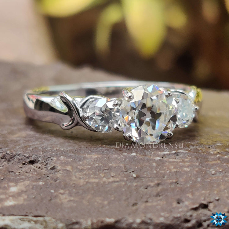 Prong setting ring ensuring maximum brilliance.