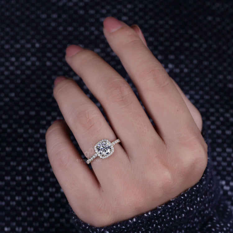 Dazzling Ring Halo Diamond for a radiant look.