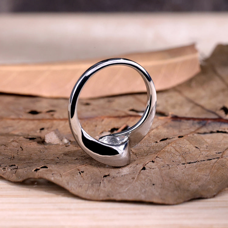 Solitaire round engagement ring with a diamondrensu uk signature design.