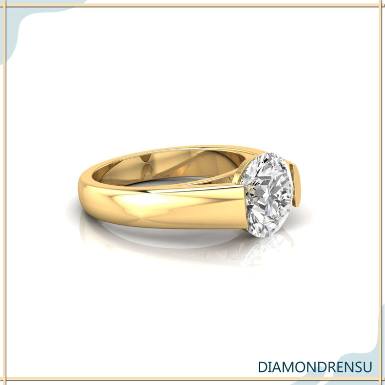 Mens gold wedding band with round cut diamond single stone detail.