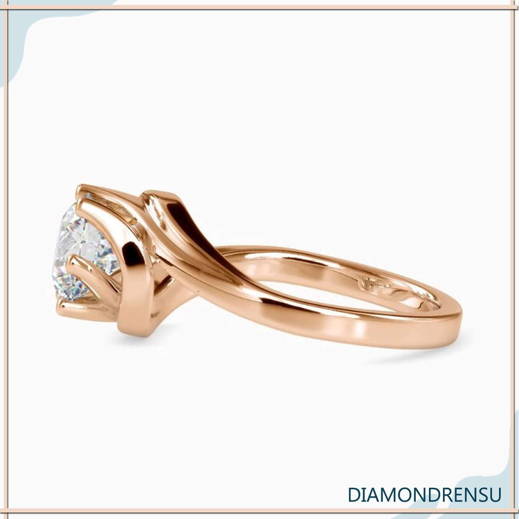 Handmade jewellery ring with round diamond in white gold.