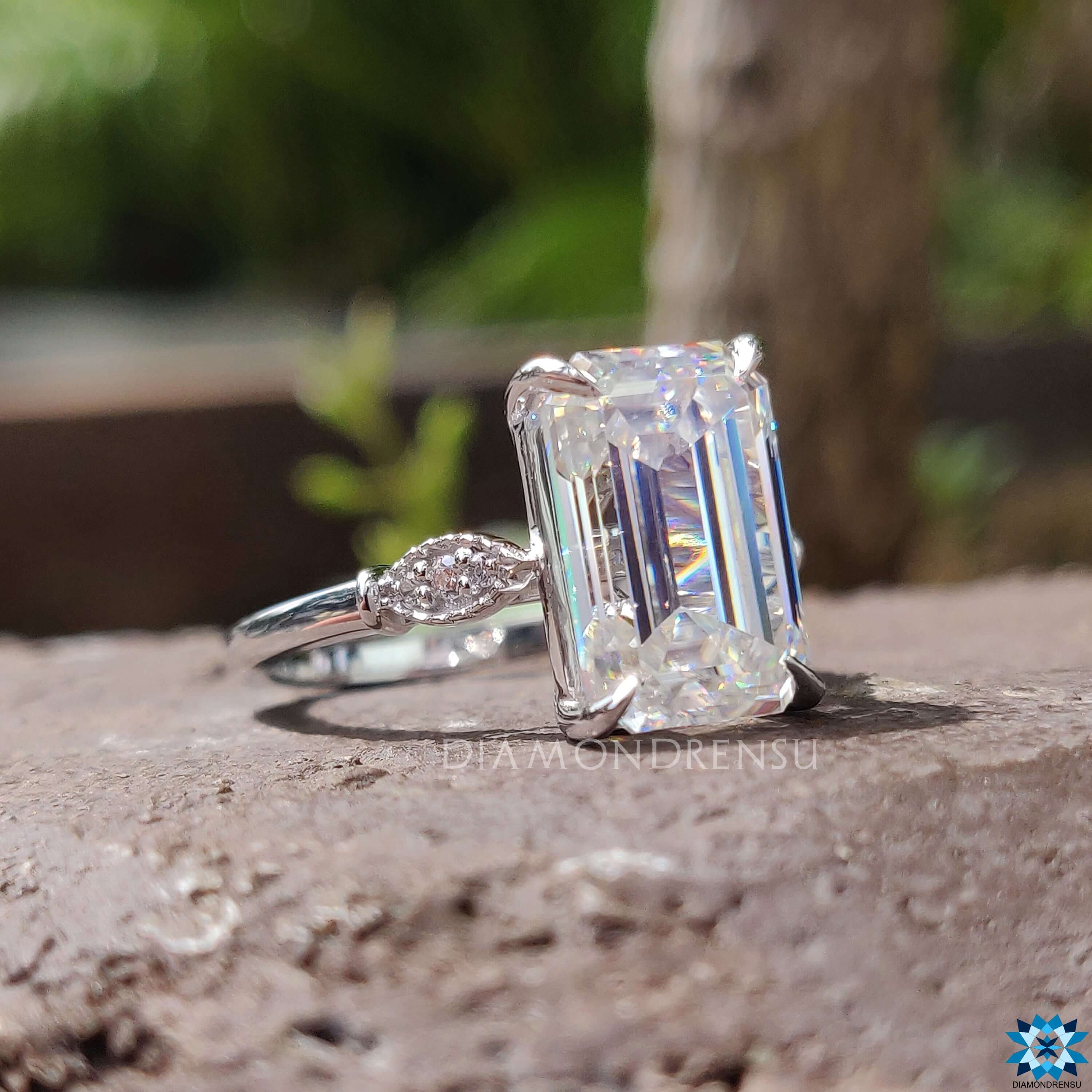 Milgrain setting emerald ring with marquise shape outline.