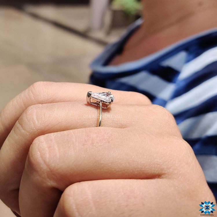 Diamondrensu UK two tone moissanite engagement ring.