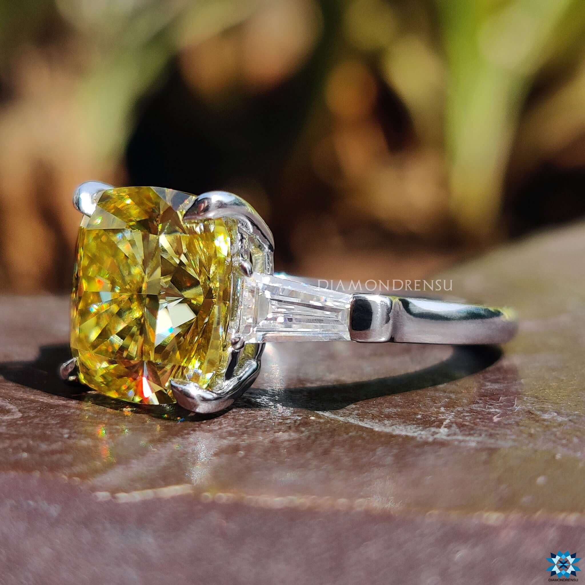 Cushion cut moissanite with 4 claw prong setting.