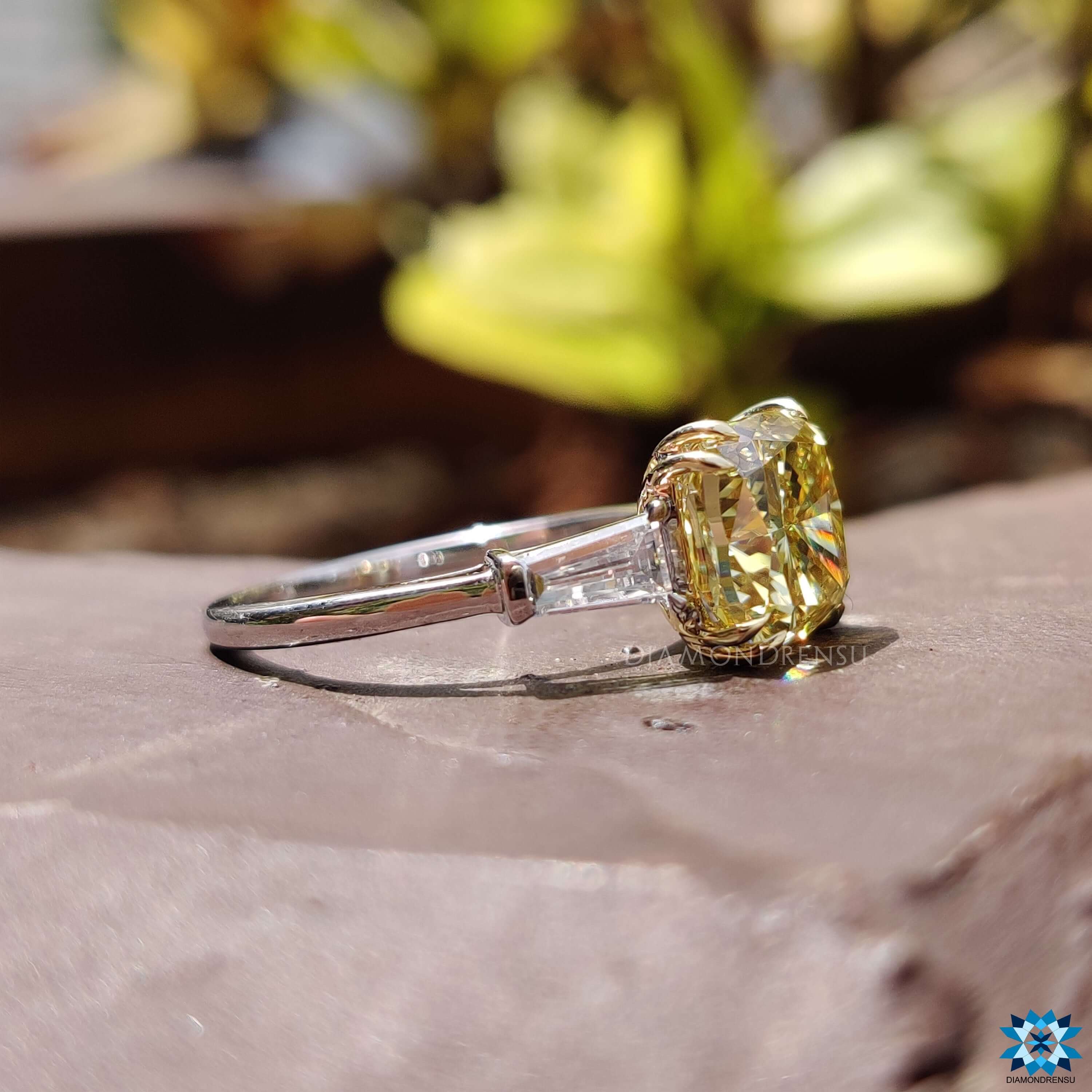 Tapered baguette ring in white gold.