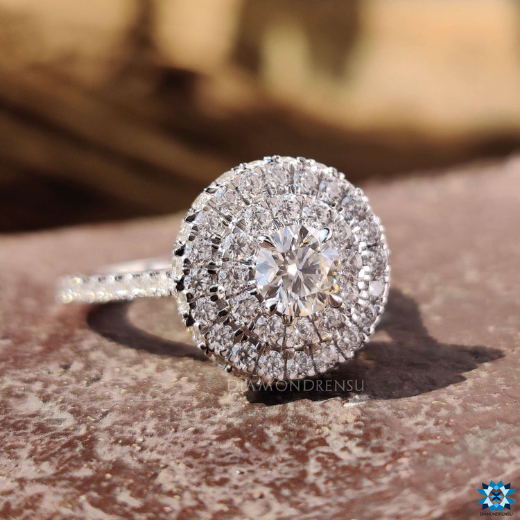 Hidden accent ring with double halo design.