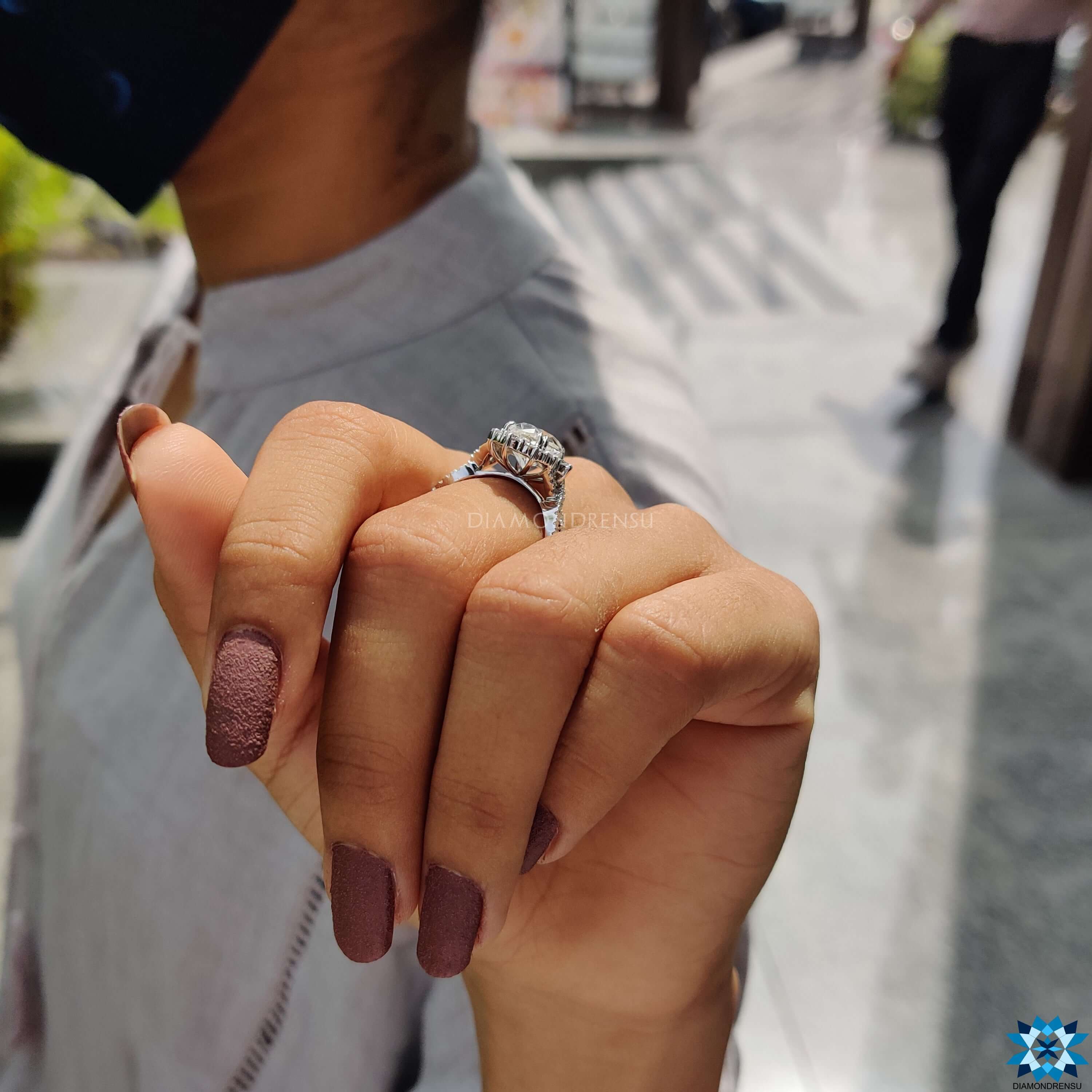 Diamondrensu UK oval halo moissanite engagement ring.