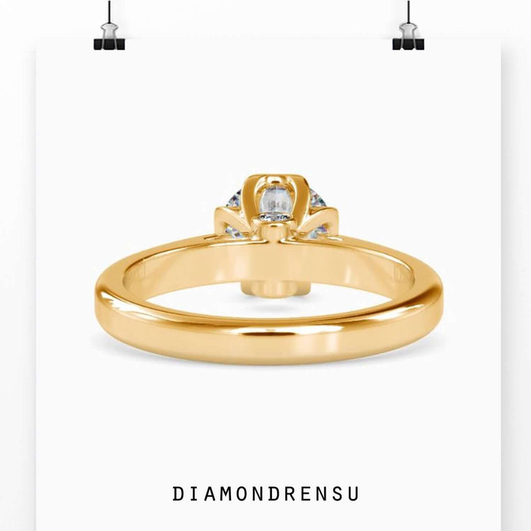 Solitaire diamond ring with handmade details in yellow gold.