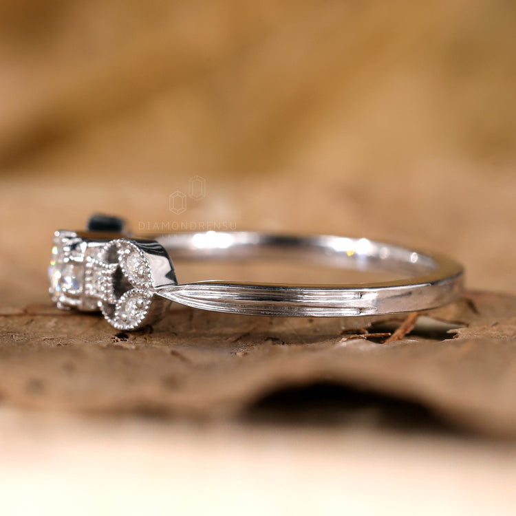 Engagement ring vintage antique design with a round cut diamond.