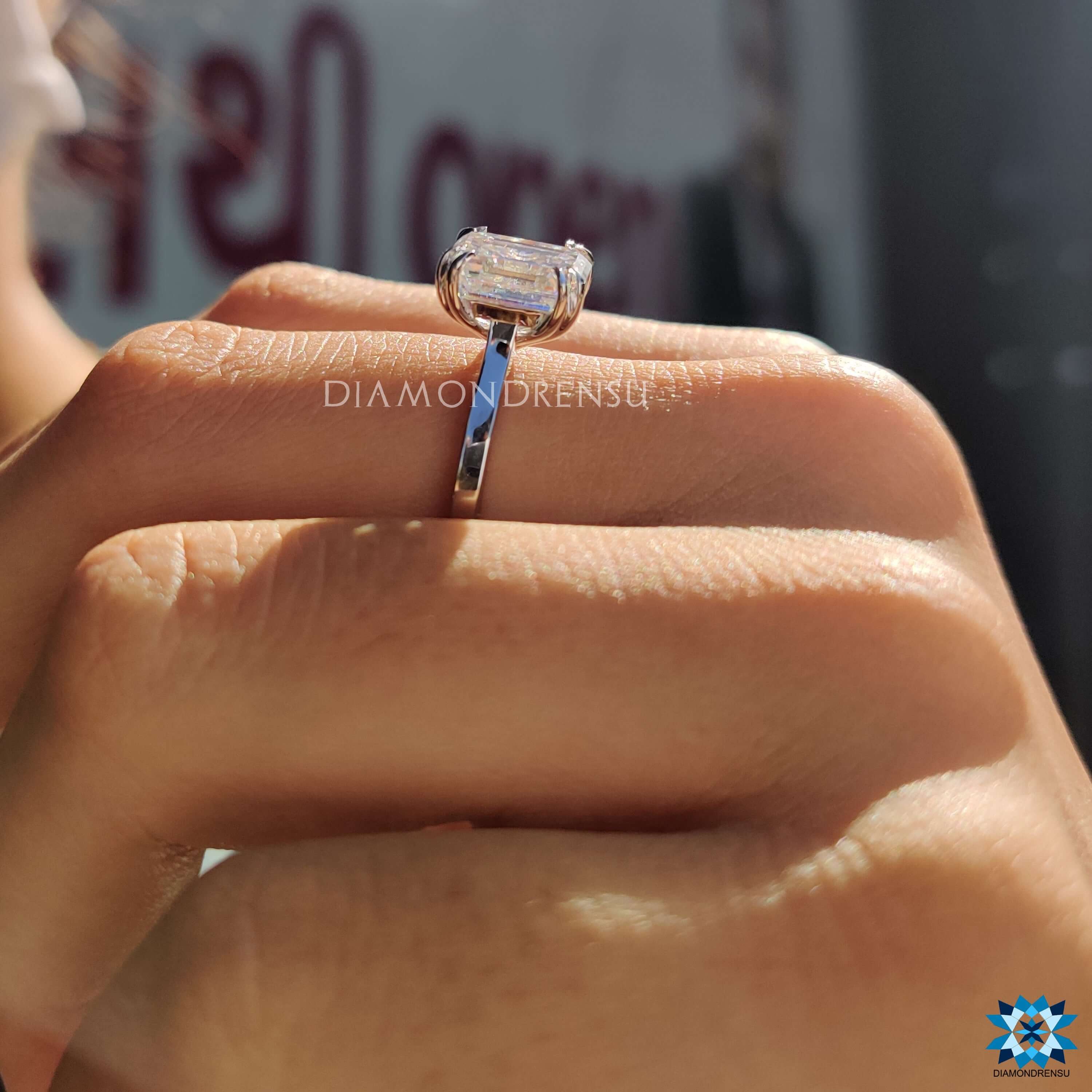 Diamondrensu UK solitaire ring with emerald moissanite.