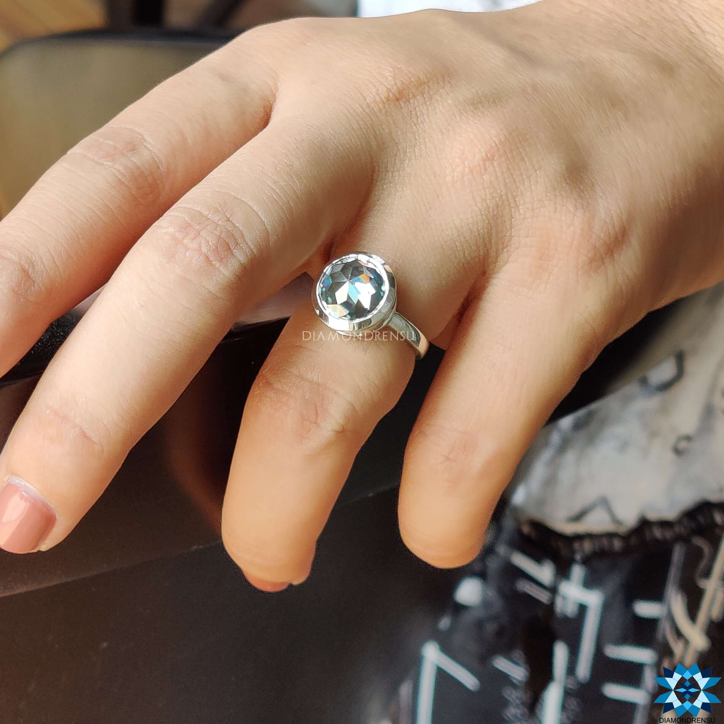 White gold ring round cut ring