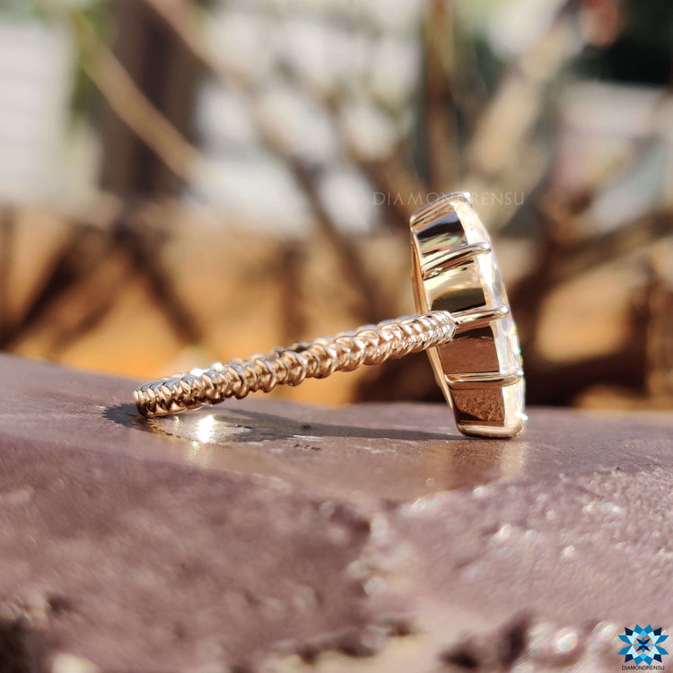 Solitaire setting ring with 8 claw prong mount.