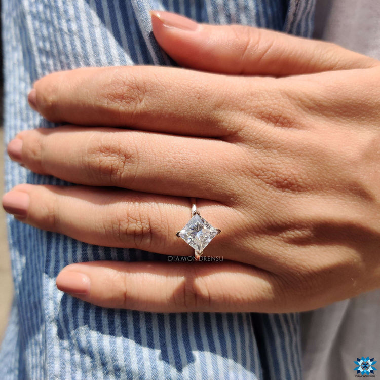 Solitaire ring in rose gold.
