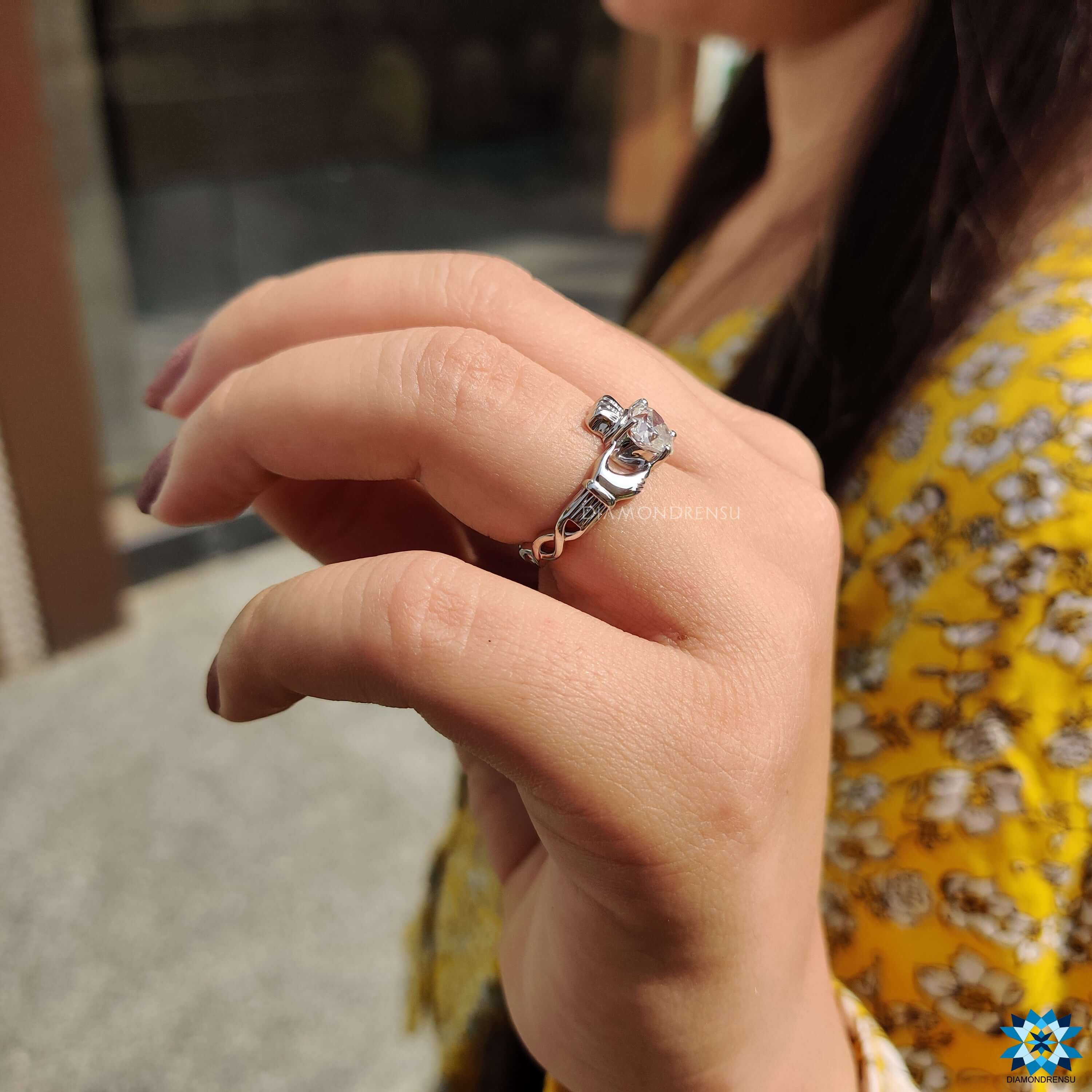 Diamondrensu UK Claddagh engagement ring with moissanite.