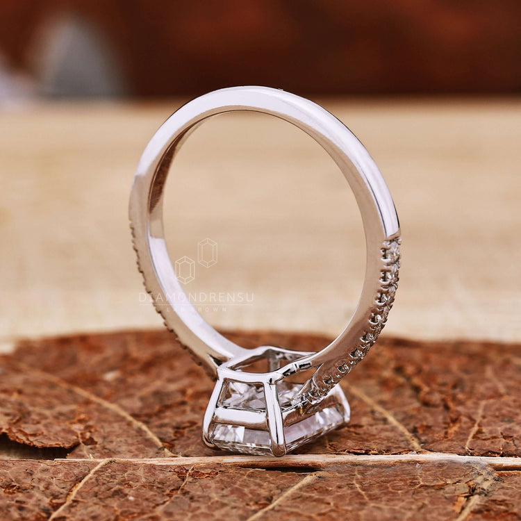 Emerald gold ring paired with pave diamond accents, offering a timeless look in a handmade jewelry masterpiece.