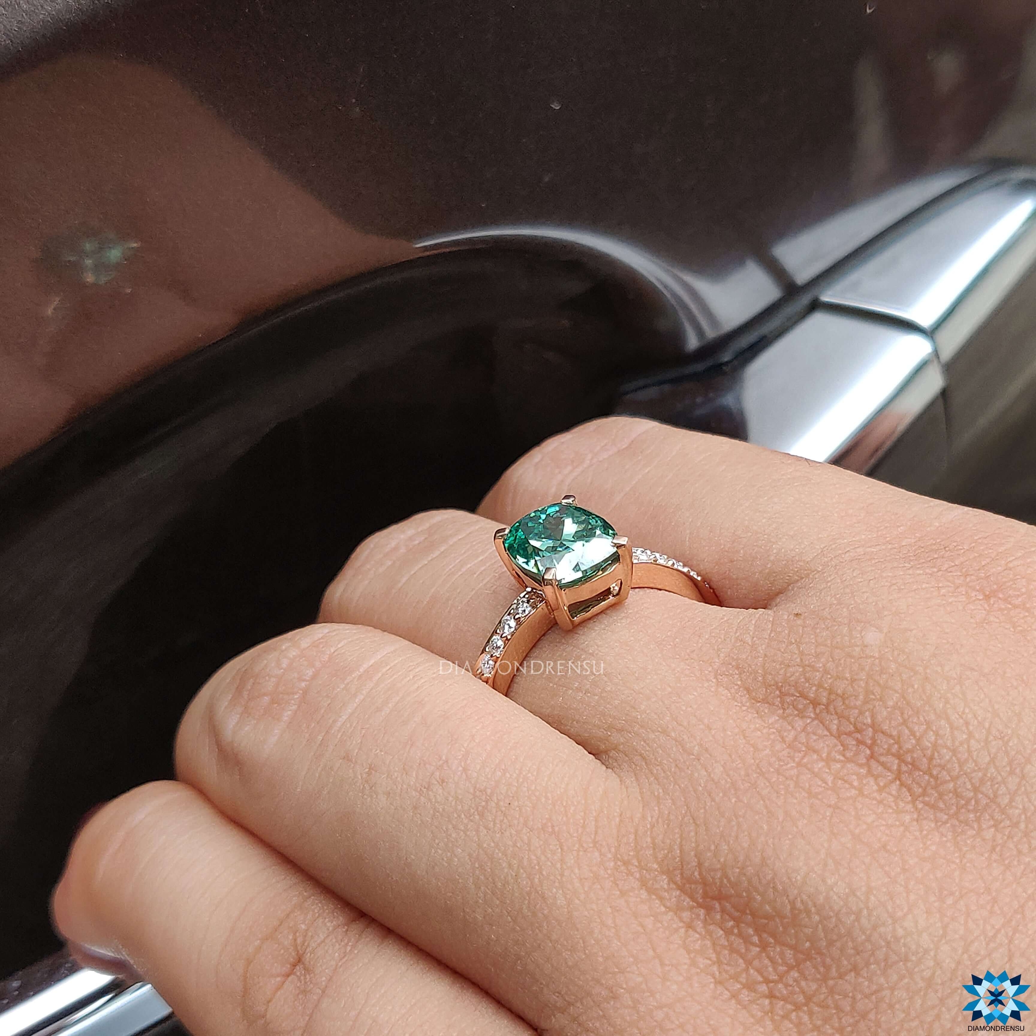 Side Stones Round Cut for enhanced shine.