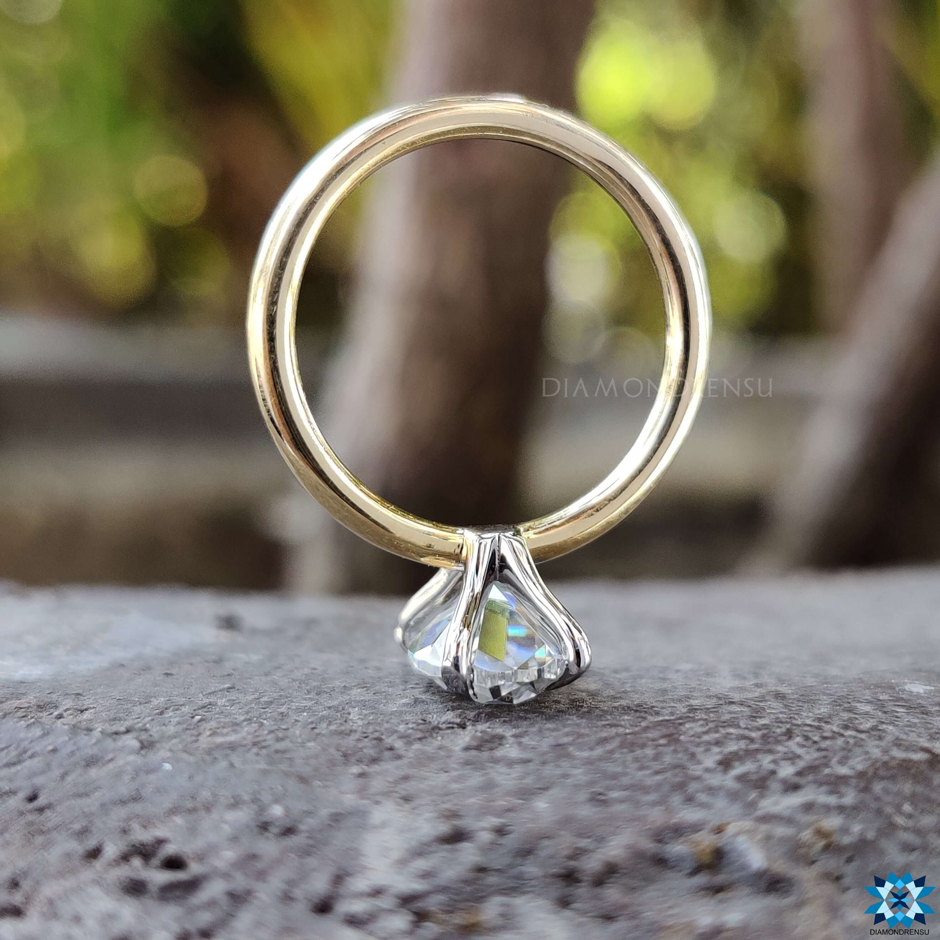 Diamondrensu UK Moval cut yellow gold moissanite ring.