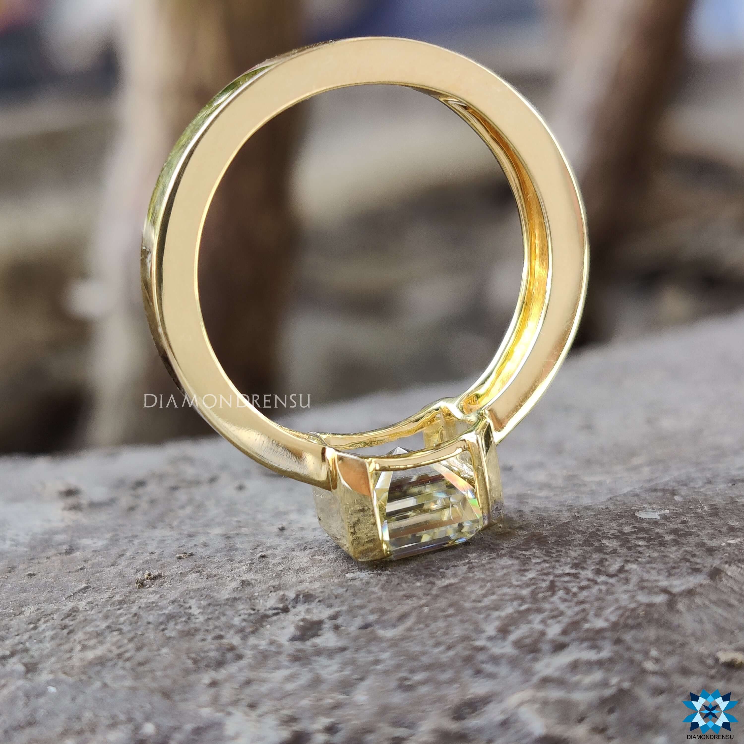 Diamondrensu UK Asscher cut yellow gold engagement ring.