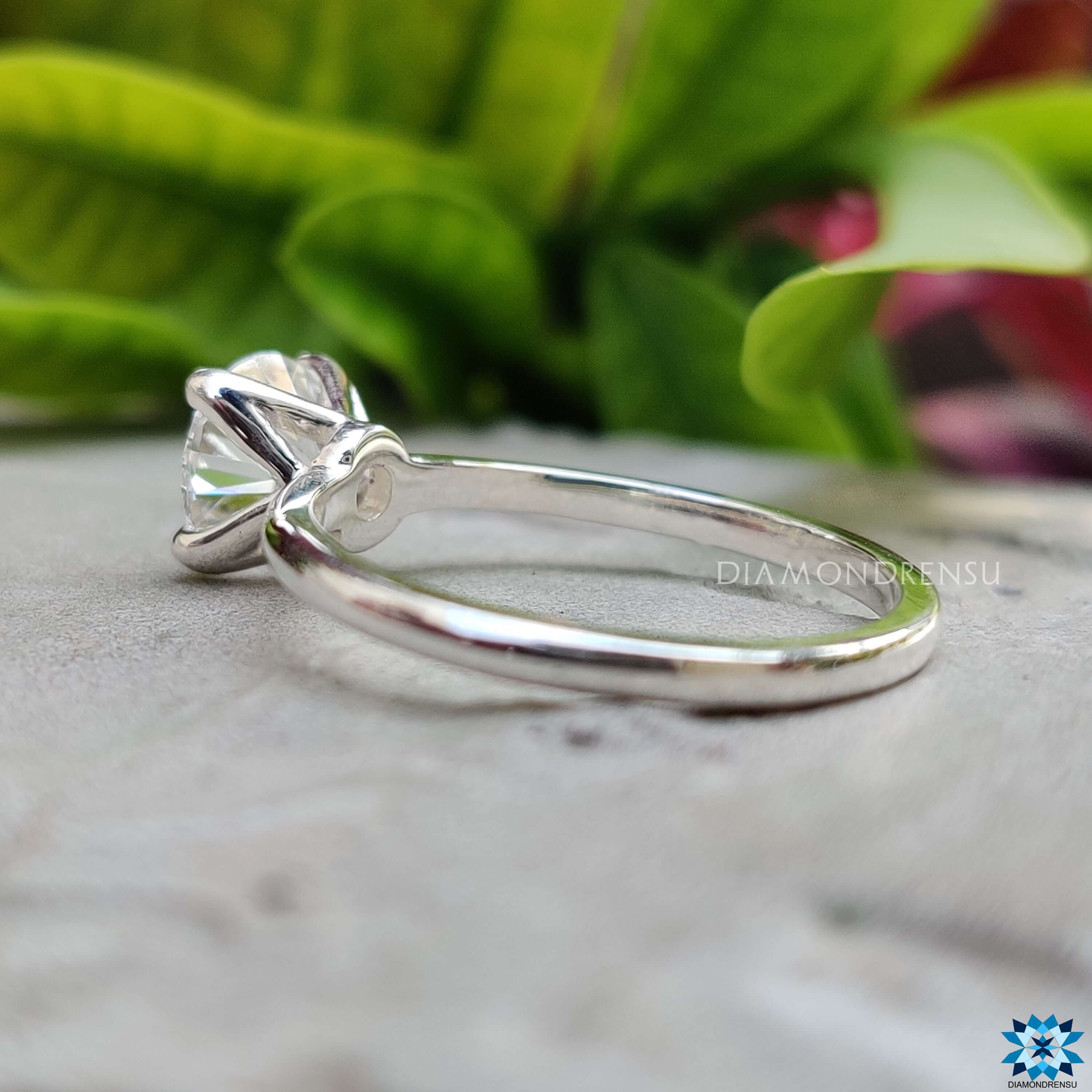4 prong setting round moissanite ring in white gold.