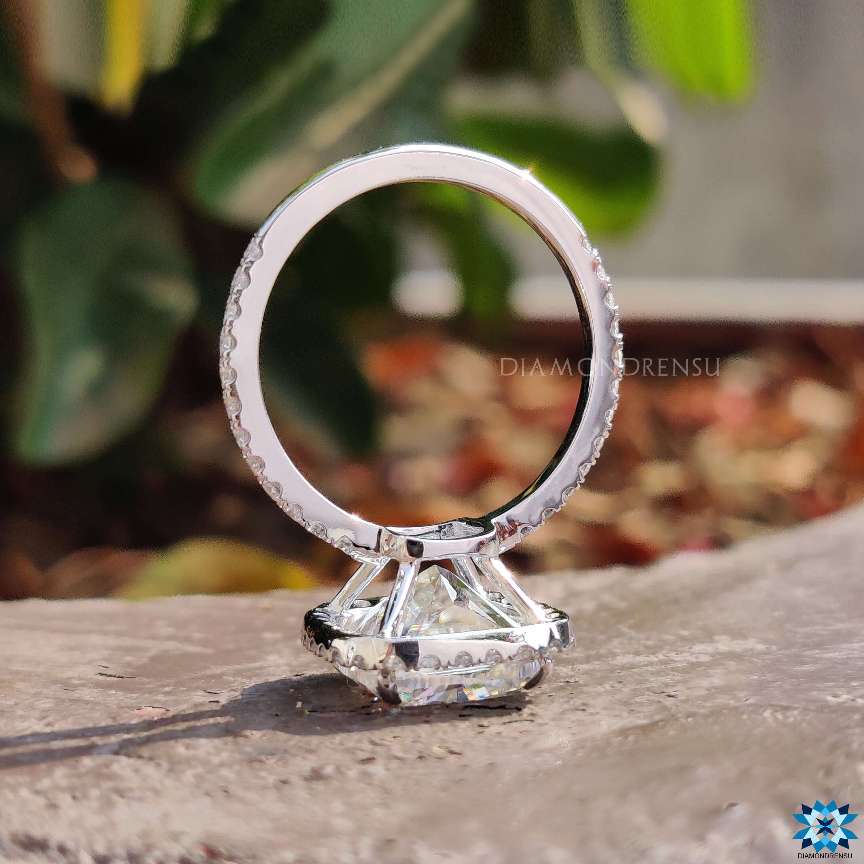 4 prong claw setting on moissanite halo ring.