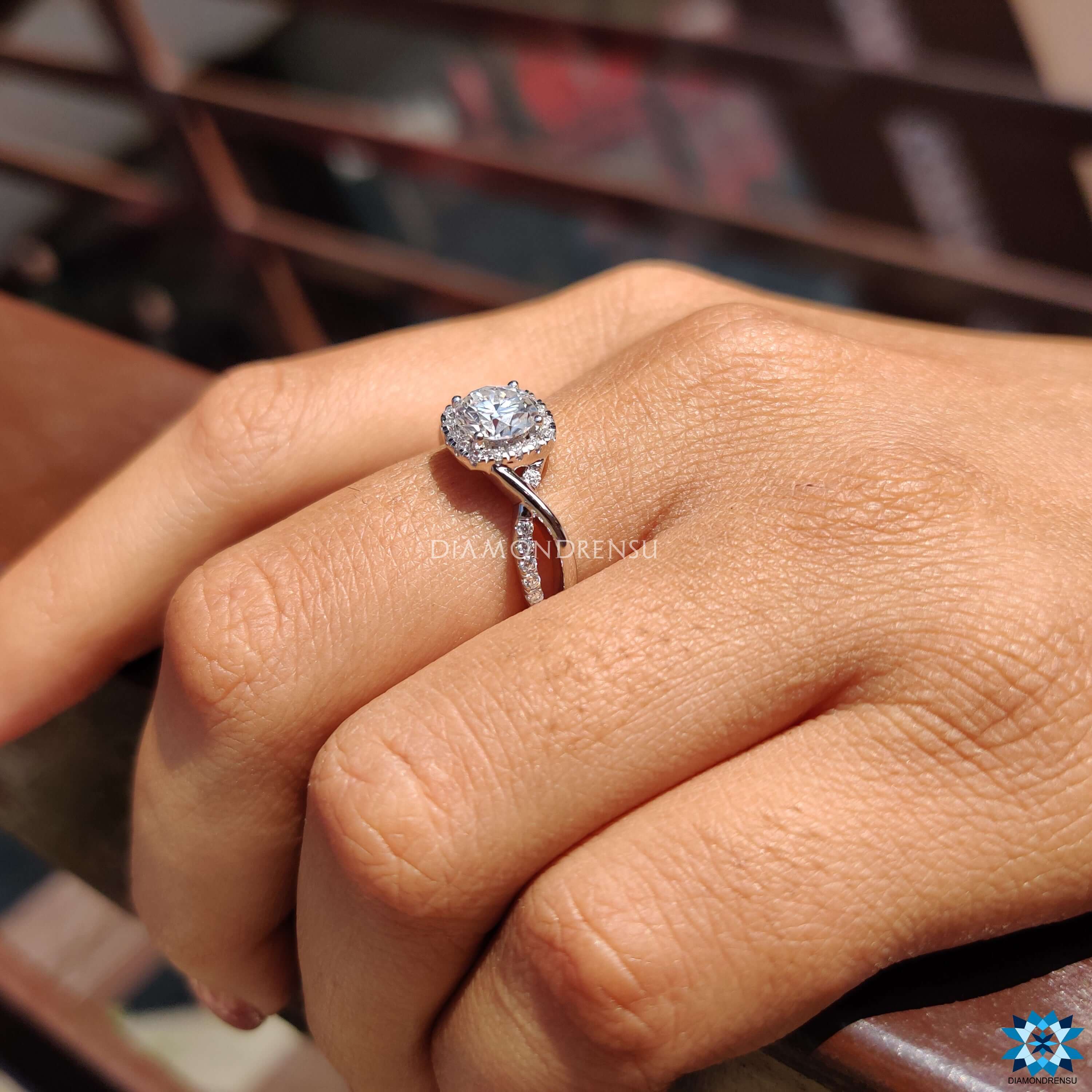 Engagement ring round brilliant cut halo ring