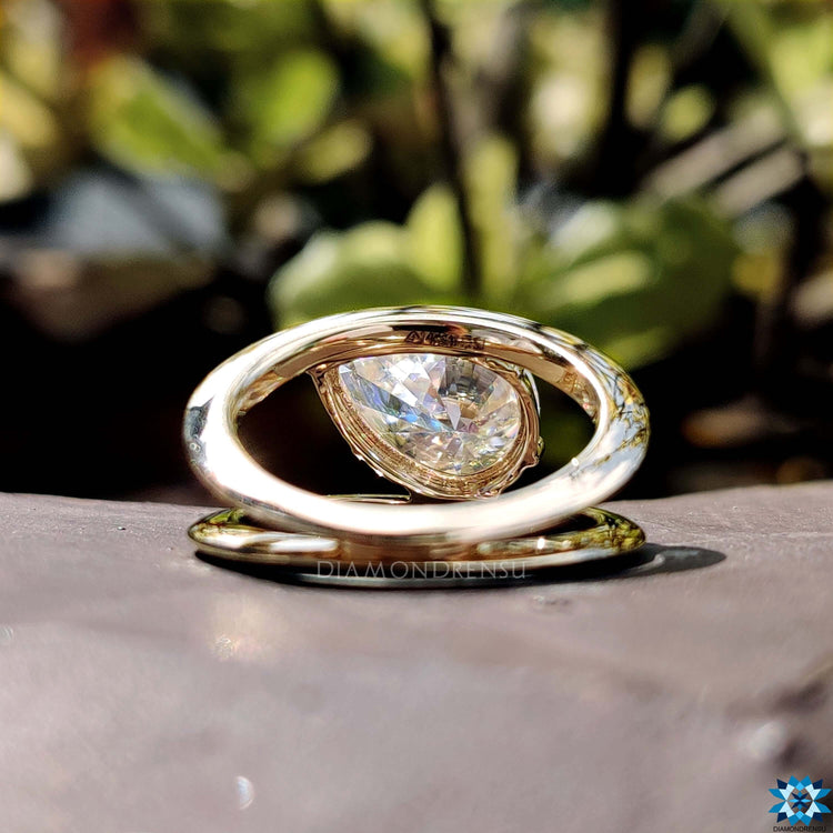 Solitaire engagement ring with 6 claw prong setting.