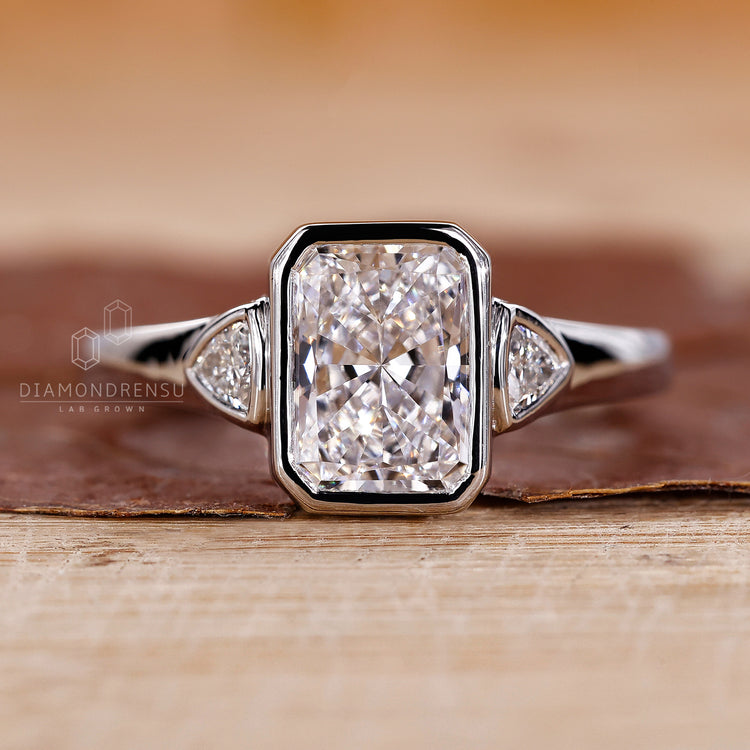 The white gold ring has a beautiful tapered shank setting.
