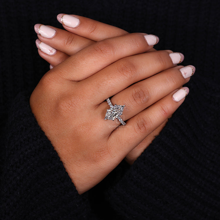 Round cut diamond in a pavé setting with double claw prongs.
