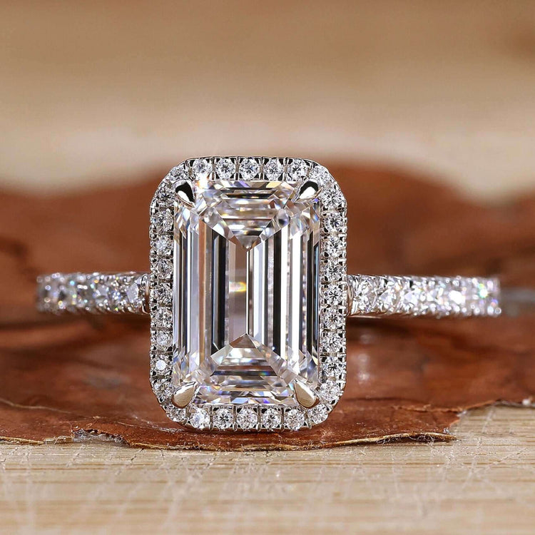 Emerald engagement ring with stunning brilliance and timeless appeal
