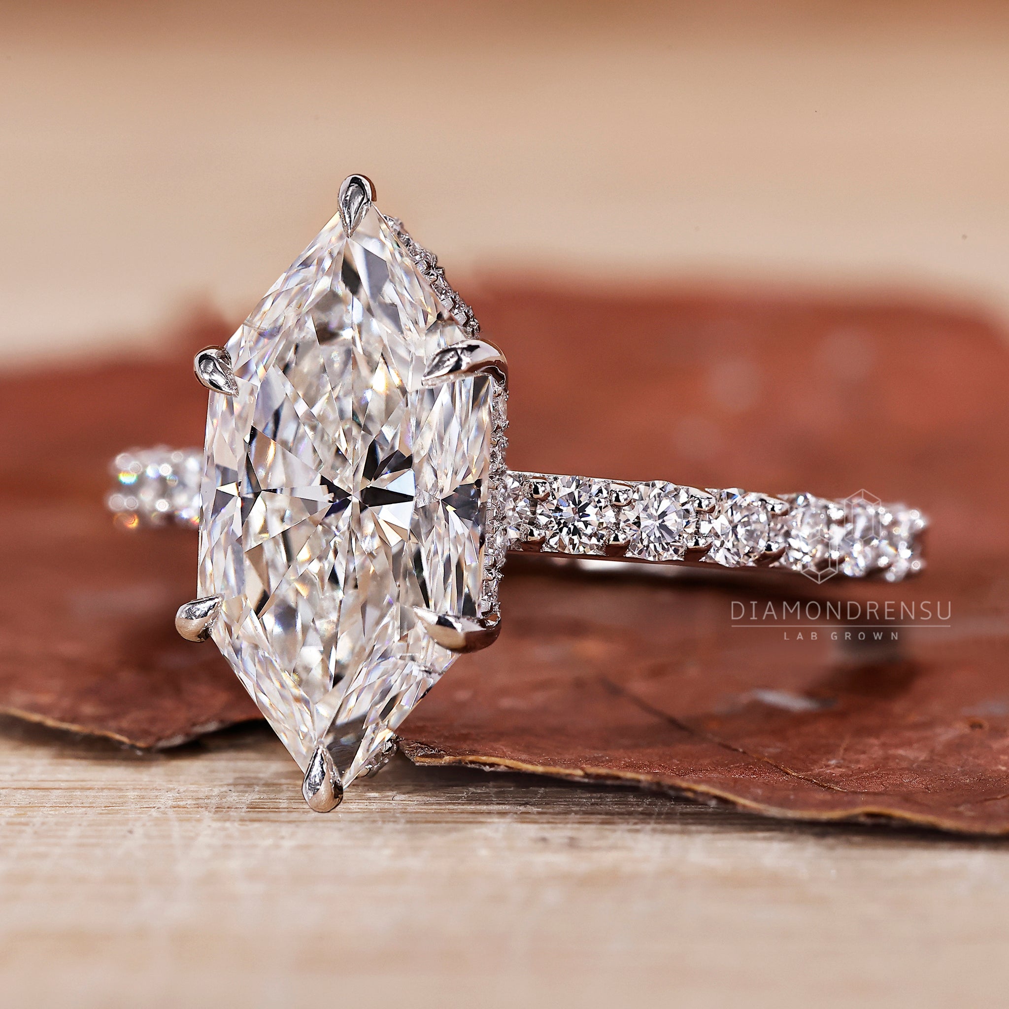 Handmade engagement ring in white gold with IGI certification.
