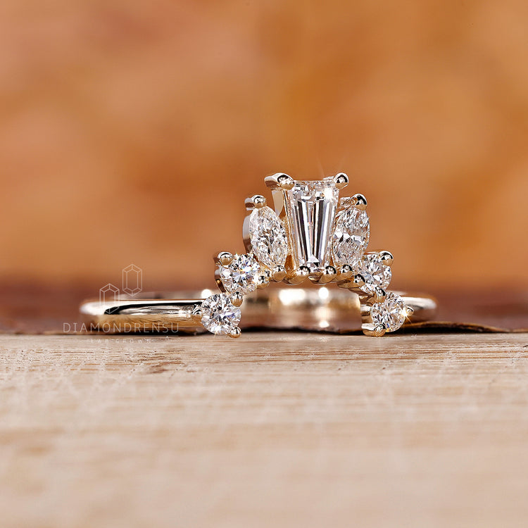 Unique wedding band in yellow gold
