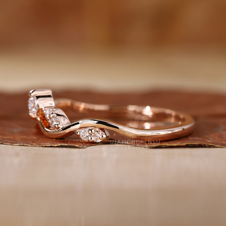 Round cut diamond band with tiara design.
