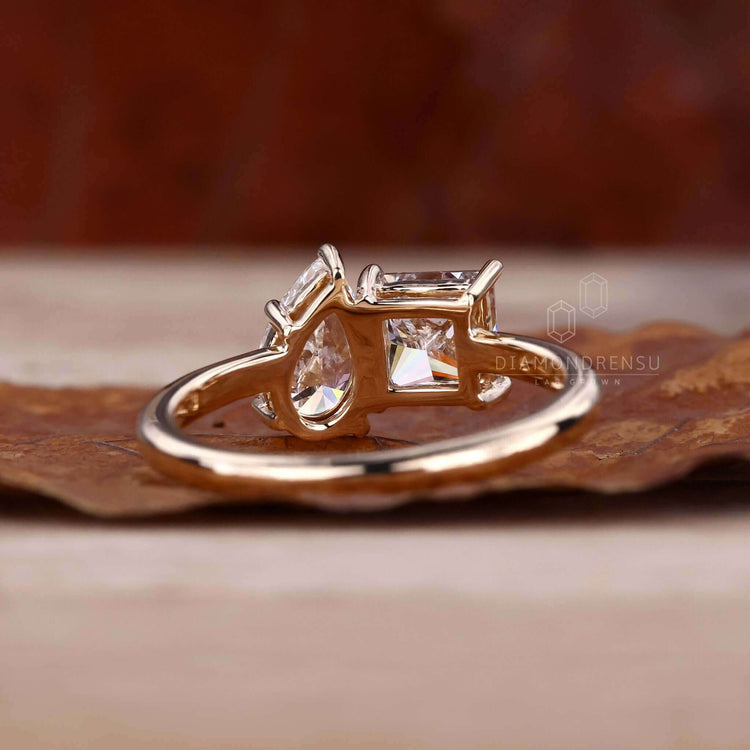 Antique toi et moi ring featuring vintage-inspired craftsmanship.