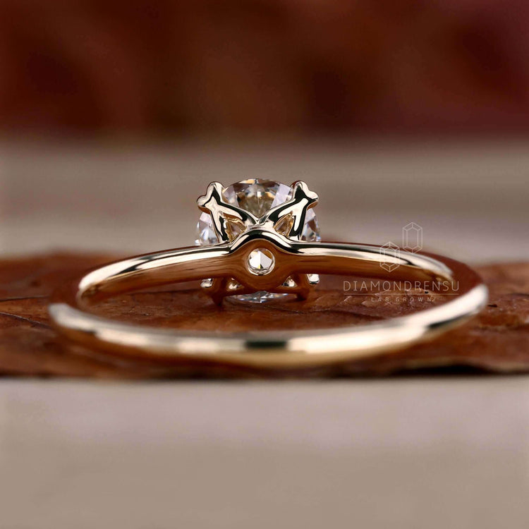 Round diamond engagement ring crafted with a claw prong setting for exceptional sparkle.
