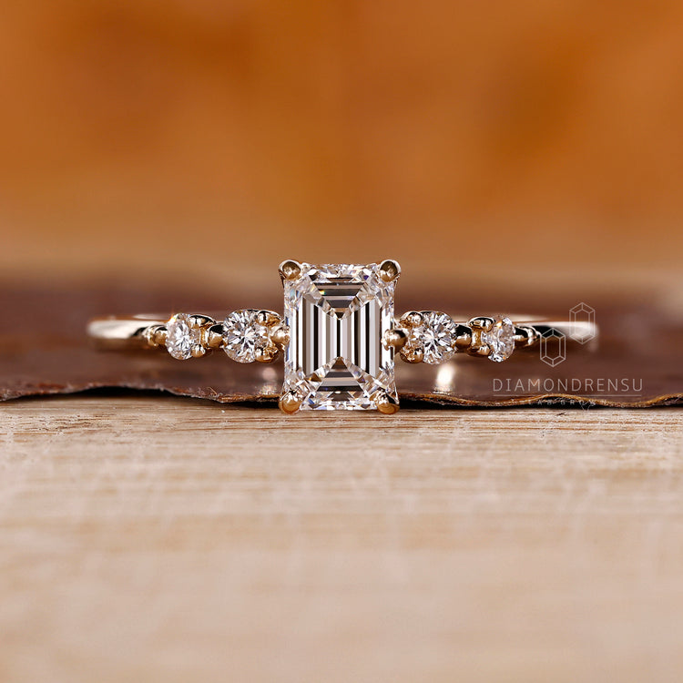 4 prong setting holds the emerald cut diamond securely.
