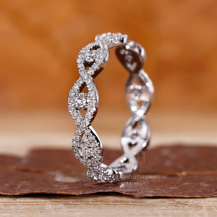 Round diamond wedding band in a twisted design.
