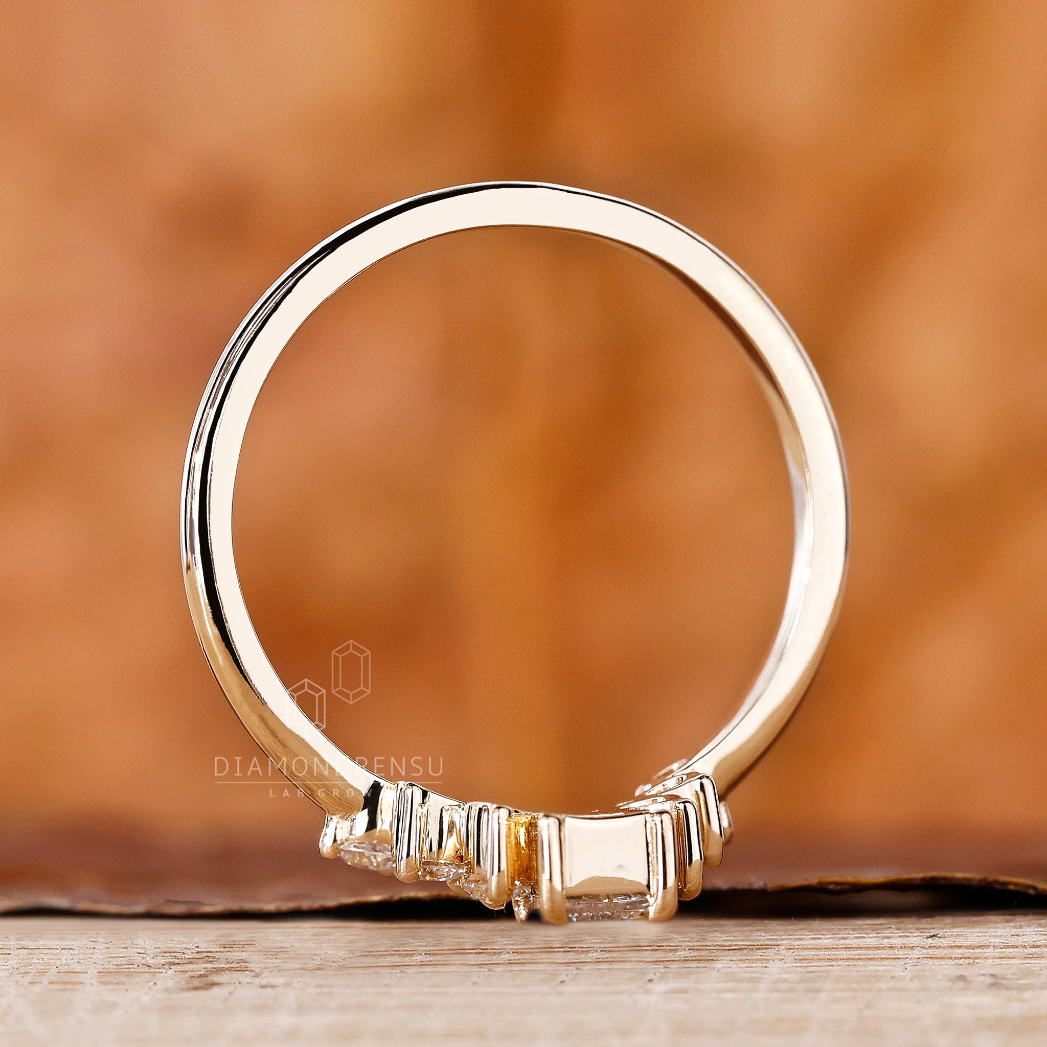 Yellow gold wedding band with round diamond
