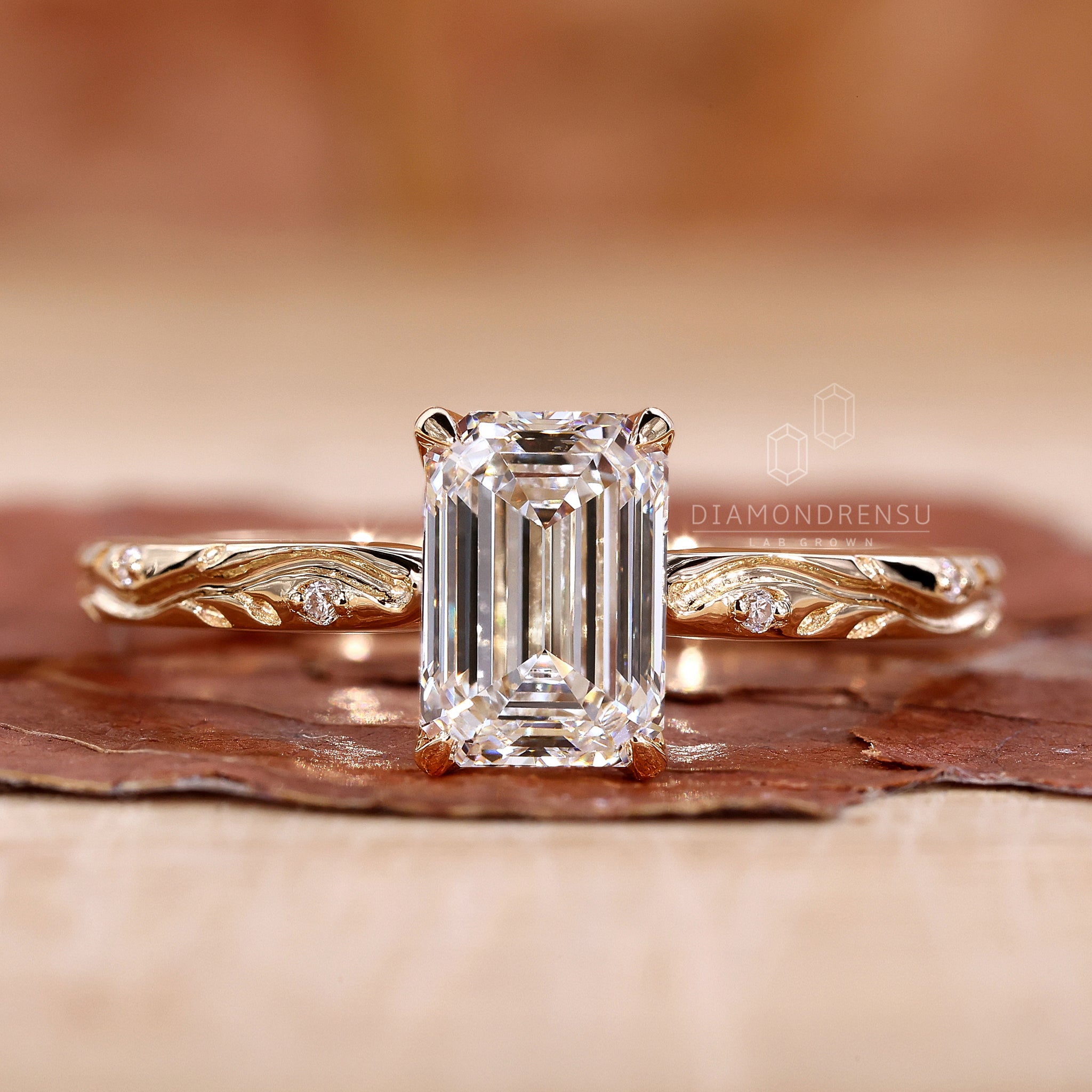 Round cut side stone with emerald center.
